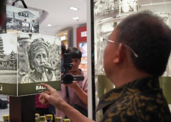 Gubernur Bali, Wayan Koster saat meninjau Area Duty Free dan outlet-outlet UMKM di Bandara Ngurah Rai. -Balitopik.com