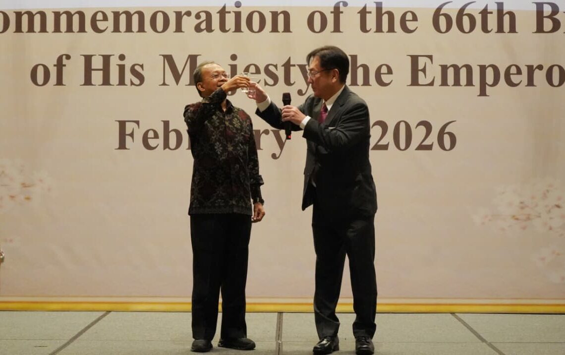 Gubernur Bali Wayan Koster dan Konsul Jenderal Jepang di Denpasar, Miyakawa Katsutoshi saat bersulang. -Balitopik.com