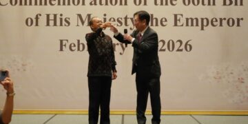 Gubernur Bali Wayan Koster dan Konsul Jenderal Jepang di Denpasar, Miyakawa Katsutoshi saat bersulang. -Balitopik.com