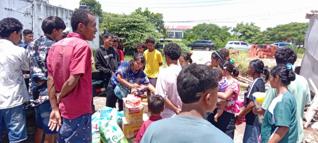 Wakil Gubernur Nusa Tenggara Timur (NTT), Johni Asadoma saat temui warga Sumba di Bedeng. -Balitopik.com