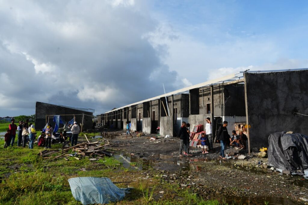 Wakil Gubernur Nusa Tenggara Timur (NTT), Johni Asadoma saat temui warga Sumba di Bedeng. -Balitopik.com