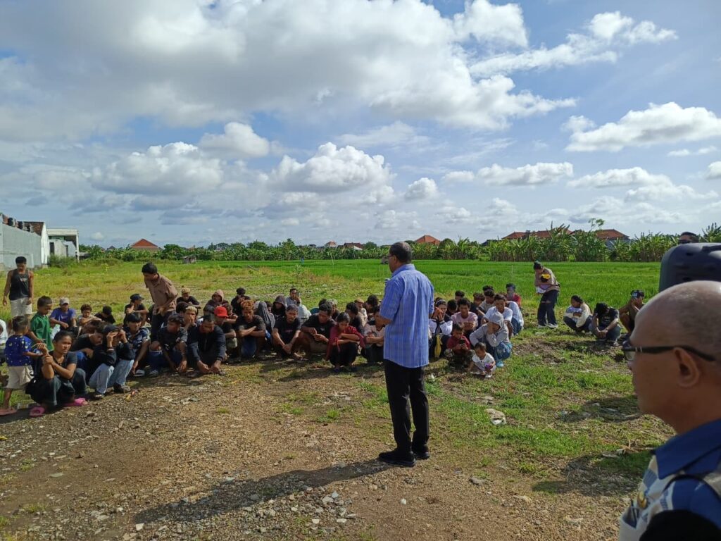 Wakil Gubernur Nusa Tenggara Timur (NTT), Johni Asadoma saat temui warga Sumba di Bedeng. -Balitopik.com