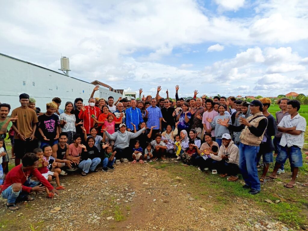 Wakil Gubernur Nusa Tenggara Timur (NTT), Johni Asadoma saat temui warga Sumba di Bedeng. -Balitopik.com