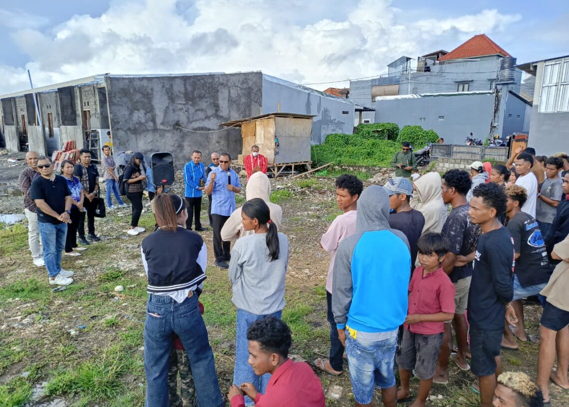 Wakil Gubernur NTT Johni Asadoma saat mengunjungi bedeng proyek. -Balitopik.com