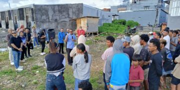 Wakil Gubernur NTT Johni Asadoma saat mengunjungi bedeng proyek. -Balitopik.com