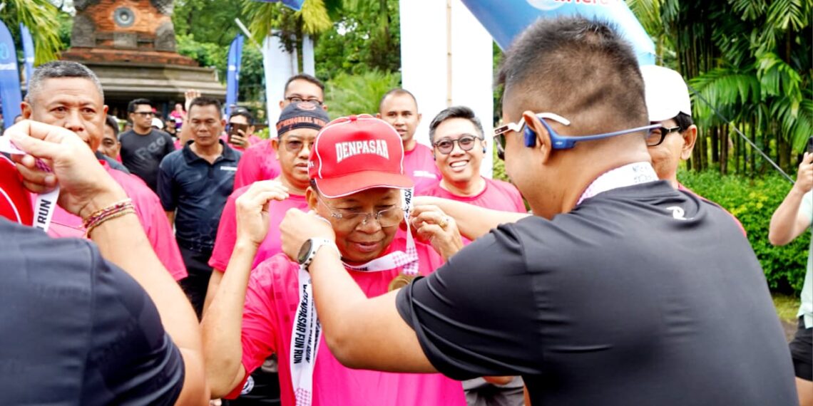 Gubernur Koster saat terima medali finisher Denpasar Fun Run. -Balitopik.com