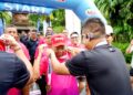 Gubernur Koster saat terima medali finisher Denpasar Fun Run. -Balitopik.com