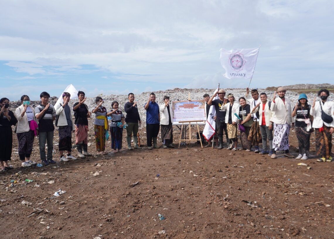 Pengurus Pimpinan Daerah Kesatuan Mahasiswa Hindu Dharma Indonesia (KMHDI) Bali saat dilantik di TPA Suwung. -Balitopik.com