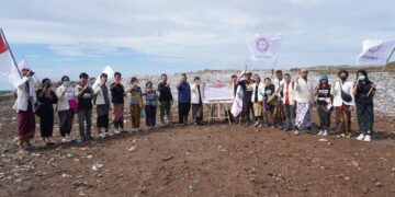 Pengurus Pimpinan Daerah Kesatuan Mahasiswa Hindu Dharma Indonesia (KMHDI) Bali saat dilantik di TPA Suwung. -Balitopik.com