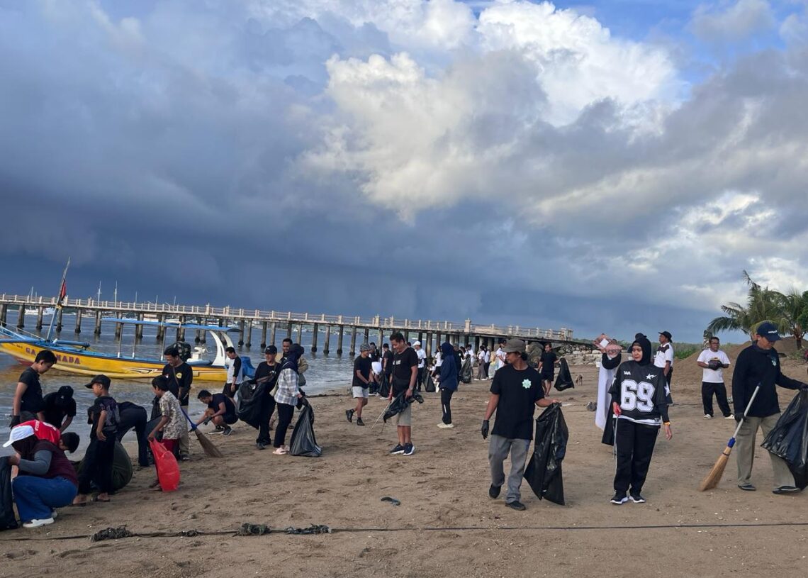 Aksi bersih sampah di pantai mertasari. -Balitopik.com