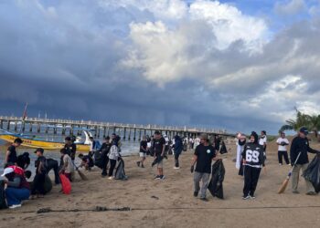 Aksi bersih sampah di pantai mertasari. -Balitopik.com