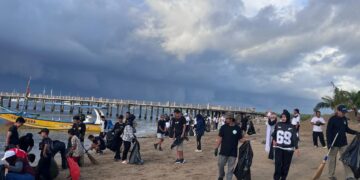 Aksi bersih sampah di pantai mertasari. -Balitopik.com