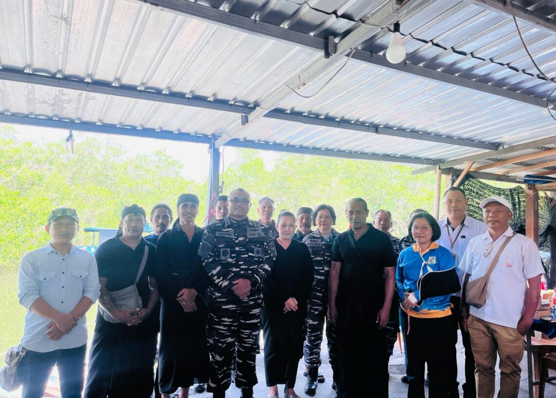 Komandan Pangkalan TNI AL (Danlanal) Denpasar, Kolonel Laut (P) Cokorda G.P. Pemayun, S.H., M.Sc., M.Tr. Hanla (tengah) bersama nelayan Kelompok Usaha Bersama (KUB) Samudera Serangan. -Balitopik.com