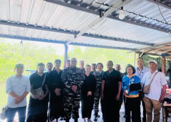 Komandan Pangkalan TNI AL (Danlanal) Denpasar, Kolonel Laut (P) Cokorda G.P. Pemayun, S.H., M.Sc., M.Tr. Hanla (tengah) bersama nelayan Kelompok Usaha Bersama (KUB) Samudera Serangan. -Balitopik.com