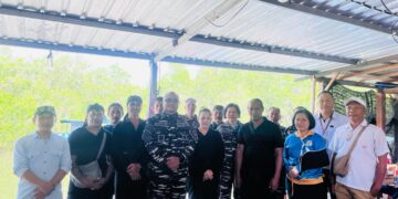 Komandan Pangkalan TNI AL (Danlanal) Denpasar, Kolonel Laut (P) Cokorda G.P. Pemayun, S.H., M.Sc., M.Tr. Hanla (tengah) bersama nelayan Kelompok Usaha Bersama (KUB) Samudera Serangan. -Balitopik.com