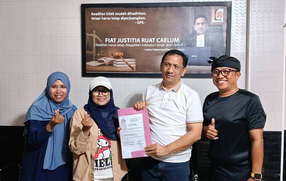 Gede Pasek Suardika dan Ketua IWO Bali, Tri Widiyanti Prasetiyo (tengah). -Balitopik.com