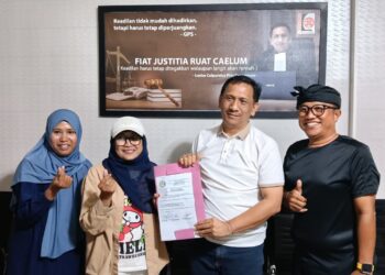 Gede Pasek Suardika dan Ketua IWO Bali, Tri Widiyanti Prasetiyo (tengah). -Balitopik.com