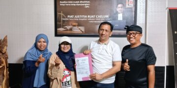 Gede Pasek Suardika dan Ketua IWO Bali, Tri Widiyanti Prasetiyo (tengah). -Balitopik.com