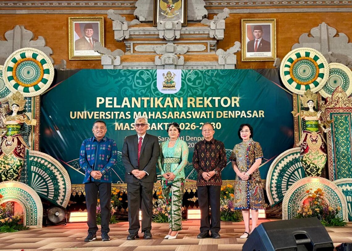 Gubernur Wayan Koster (dua dari kanan) saat menghadiri pelantikan Rektor Universitas Mahasaraswati Denpasar. -Balitopik.com