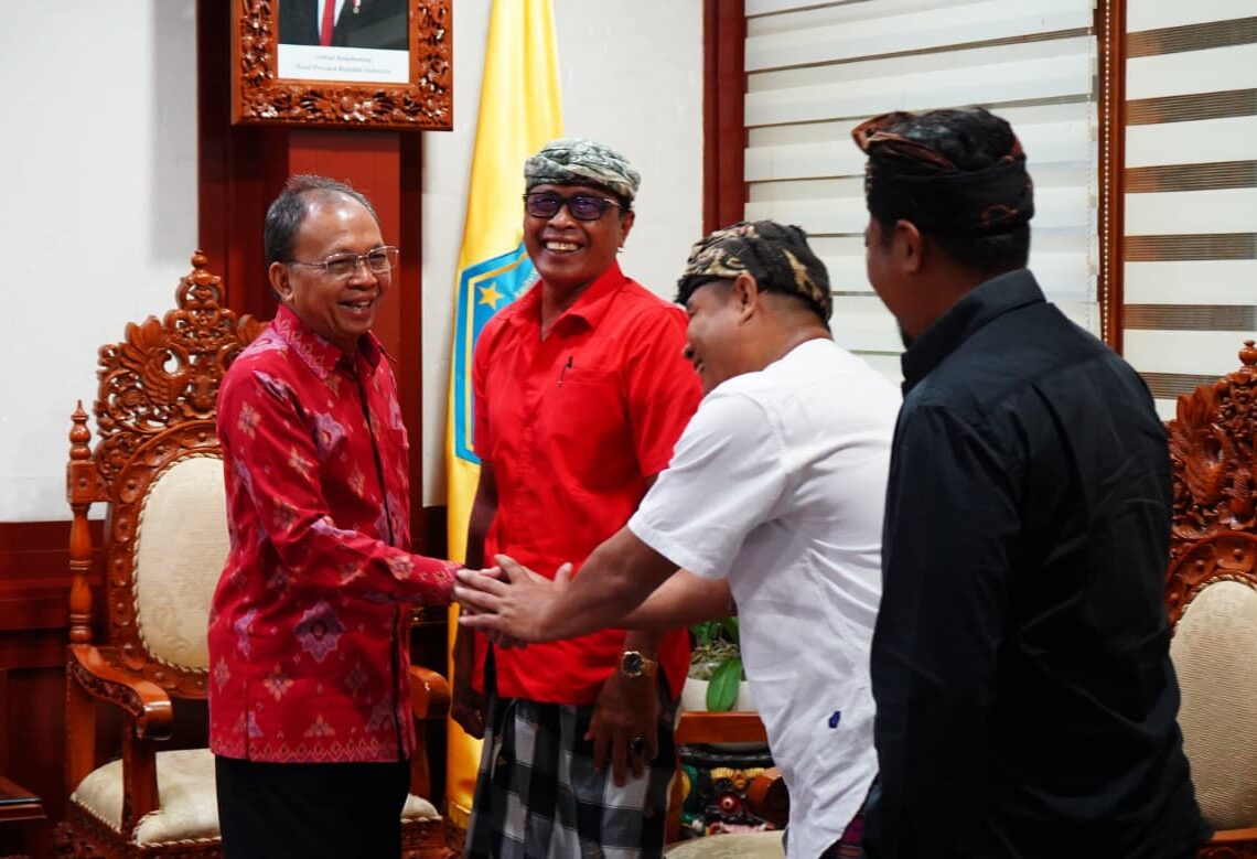 Gubernur Bali, Wayan Koster, menerima audiensi jajaran Bali Transport Bersatu (BTB) di Ruang Tamu Kantor Gubernur Bali, Renon, Denpasar, Senin (23/2/2026). -Balitopik.com