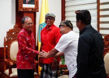 Gubernur Bali, Wayan Koster, menerima audiensi jajaran Bali Transport Bersatu (BTB) di Ruang Tamu Kantor Gubernur Bali, Renon, Denpasar, Senin (23/2/2026). -Balitopik.com