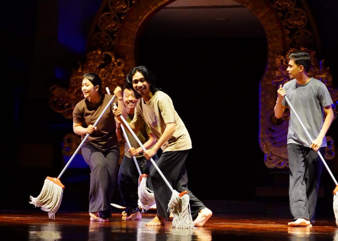 Komunitas Wartawan Budaya Bali (Kawiya) yang menampilkan seni teater Jaratkaru. -IST/Balitopik.com