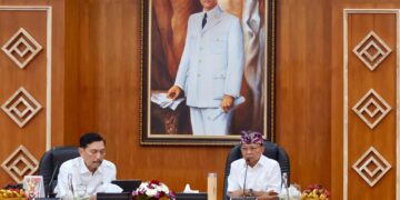 Gubernur Bali Wayan Koster (kanan) dan Ketua Komite Percepatan Transformasi Digital Pemerintah, Jend. TNI (Purn) Luhut Binsar Panjaitan. -IST/Balitopik.com