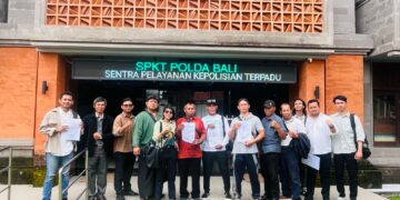 Para pelapor didampingi kuasa hukum usai pelaporan di SPKT Polda Bali. -Balitopik.com