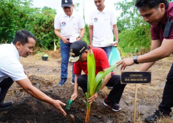 Gubernur Bali Wayan Koster saat menanam Kelapa di Klungkung. -IST/Balitopik.com