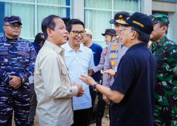 Bupati Badung I Wayan Adi Arnawa, Gubernur Bali Wayan Koster dan Menteri LH Hanif Faisol Nurofiq dalam 1 frame saat kegiatan bersih sampah di Pantai beberapa waktu kalu. -IST/Balitopik.com