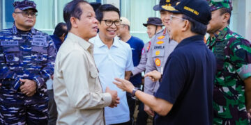 Bupati Badung I Wayan Adi Arnawa, Gubernur Bali Wayan Koster dan Menteri LH Hanif Faisol Nurofiq dalam 1 frame saat kegiatan bersih sampah di Pantai beberapa waktu kalu. -IST/Balitopik.com