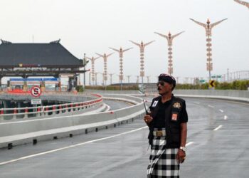 Seorang pecalang Bali sedang berjaga di pintu masuk jalan tol Bali Mandara saat Nyepi tahun 2024. -IST/Balitopik.com