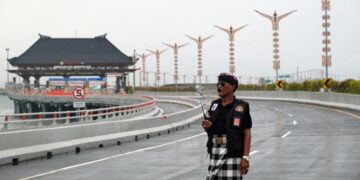Seorang pecalang Bali sedang berjaga di pintu masuk jalan tol Bali Mandara saat Nyepi tahun 2024. -IST/Balitopik.com