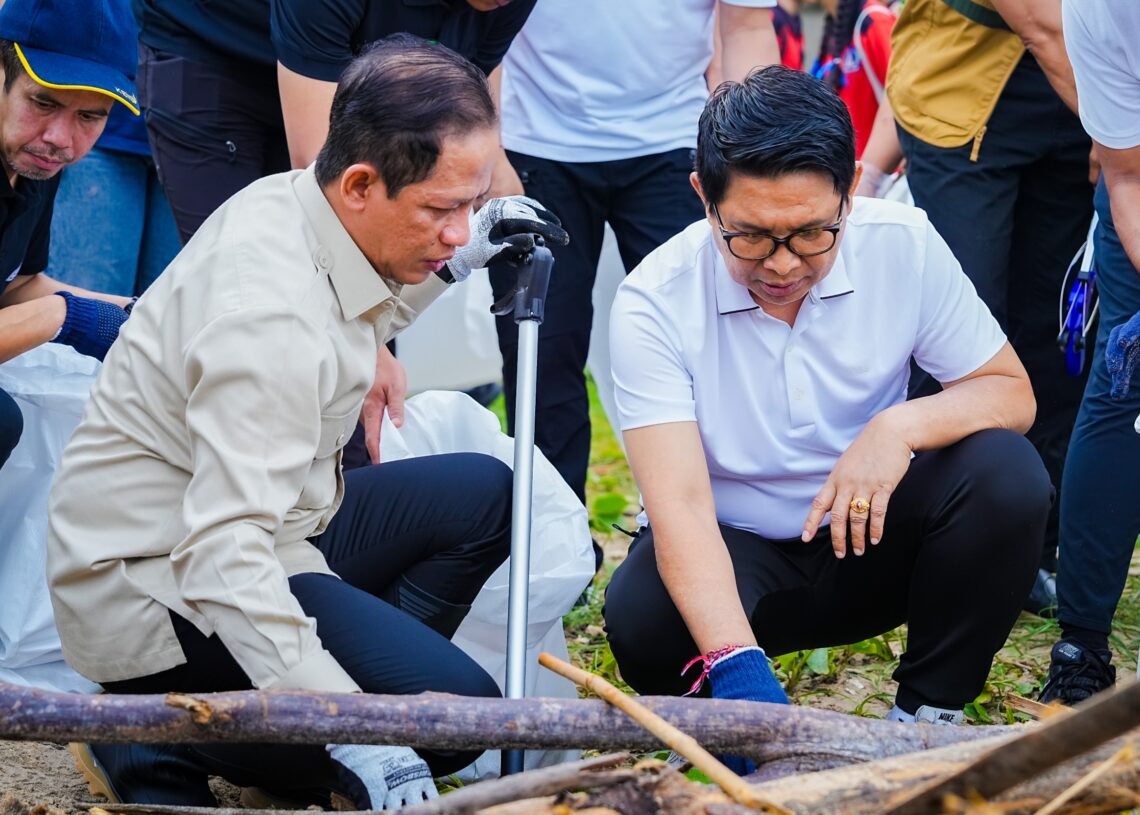 Bupati Badung I Wayan Adi Arnawa dan Menteri Lingkungan Hidup/ Kepala Badan Pengendalian Lingkungan Hidup RI Hanif Faisol Nurofiq saat terlibat aksi bersih sampah di Pantai Jimbaran. -IST/Balitopik.com