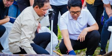 Bupati Badung I Wayan Adi Arnawa dan Menteri Lingkungan Hidup/ Kepala Badan Pengendalian Lingkungan Hidup RI Hanif Faisol Nurofiq saat terlibat aksi bersih sampah di Pantai Jimbaran. -IST/Balitopik.com