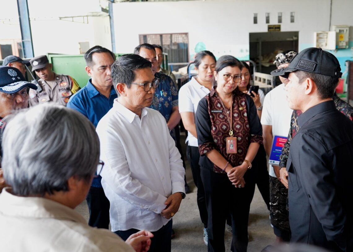 Bupati Badung I Wayan Adi Arnawa saat dampngi Gubernur Bali dan Menteri LH. -IST/Balitopik.com