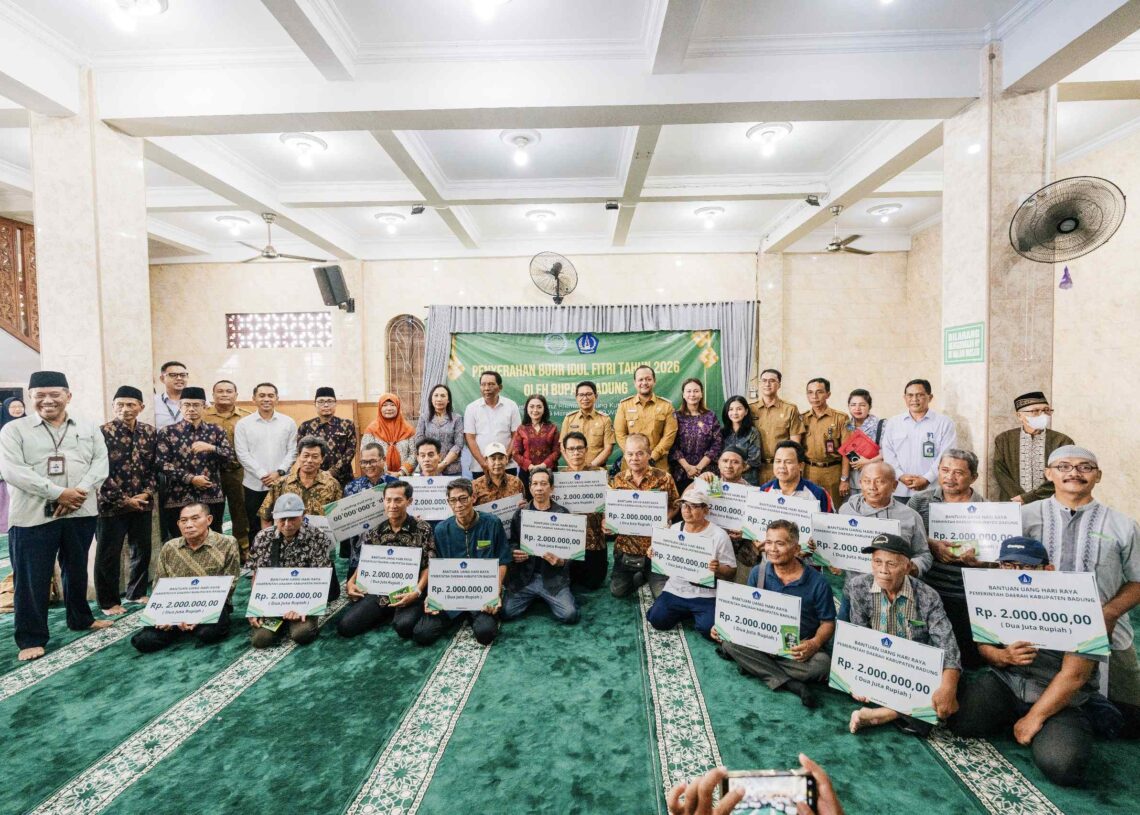 Bupati Badung I Wayan Adi Arnawa beserta Wakil Bupati Badung Bagus Alit Sucipta menyerahkan Bantuan Sosial Berupa Uang sebesar Rp. 2 Juta Per KK Menjelang Hari Raya Keagamaan Idul Fitri Secara Simbolis Kepada Masyarakat Di Kabupaten Badung yang beragama Islam, bertempat di Musholla Nurul Hikmah, Banjar Kwanji, Desa Dalung, Kuta Utara, Senin (09/03/2026).