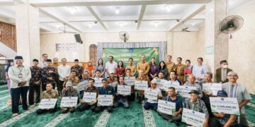 Bupati Badung I Wayan Adi Arnawa beserta Wakil Bupati Badung Bagus Alit Sucipta menyerahkan Bantuan Sosial Berupa Uang sebesar Rp. 2 Juta Per KK Menjelang Hari Raya Keagamaan Idul Fitri Secara Simbolis Kepada Masyarakat Di Kabupaten Badung yang beragama Islam, bertempat di Musholla Nurul Hikmah, Banjar Kwanji, Desa Dalung, Kuta Utara, Senin (09/03/2026).