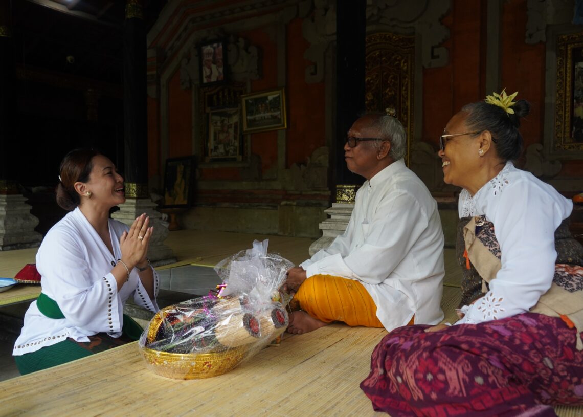 WHDI Badung saat kunjungi para Sulinggih. -IST/BALITOPIK.COM