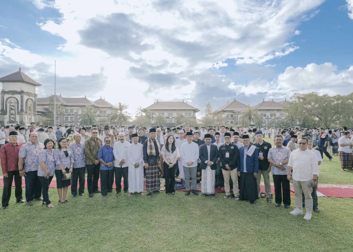 Bupati Adi Arnawa saat menghadiri Shalat Idul Fitri 1 Syawal 1447 Hijriah yang dipusatkan di Lapangan Mangupraja Mandala, Puspem Badung, Sabtu (21/03/2026). -IST/BALITOPIK.COM