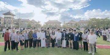 Bupati Adi Arnawa saat menghadiri Shalat Idul Fitri 1 Syawal 1447 Hijriah yang dipusatkan di Lapangan Mangupraja Mandala, Puspem Badung, Sabtu (21/03/2026). -IST/BALITOPIK.COM