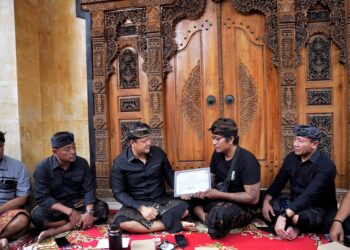 Wakil Bupati Badung Bagus Alit Sucipta saat menyerahkan akta kematian bagi keluarga yang berduka. -IST/BALITOPIK.COM