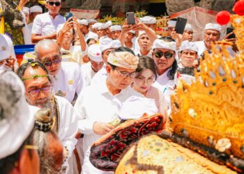 Bupati Badung I Wayan Adi Arnawa saat menghadiri Karya Ngodak Pelawatan Ida Sesuhunan di Pura Dalem Bebalang. -IST/BALITOPIK.COM