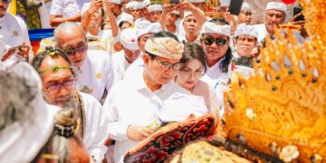 Bupati Badung I Wayan Adi Arnawa saat menghadiri Karya Ngodak Pelawatan Ida Sesuhunan di Pura Dalem Bebalang. -IST/BALITOPIK.COM