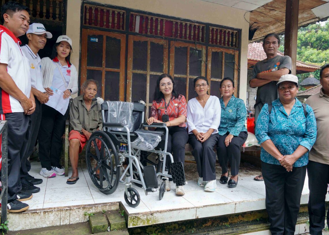 Ketua Koordinator Kegiatan Kesejahteraan Sosial (K3S) Kabupaten Badung, Nyonya Rasniathi Adi Arnawa, melakukan kunjungan langsung ke rumah warga rentan di Kecamatan Abiansemal. -IST/BALITOPIK.COM
