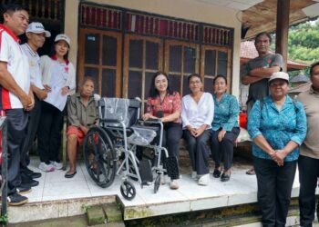 Ketua Koordinator Kegiatan Kesejahteraan Sosial (K3S) Kabupaten Badung, Nyonya Rasniathi Adi Arnawa, melakukan kunjungan langsung ke rumah warga rentan di Kecamatan Abiansemal. -IST/BALITOPIK.COM