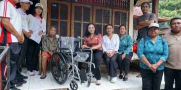 Ketua Koordinator Kegiatan Kesejahteraan Sosial (K3S) Kabupaten Badung, Nyonya Rasniathi Adi Arnawa, melakukan kunjungan langsung ke rumah warga rentan di Kecamatan Abiansemal. -IST/BALITOPIK.COM