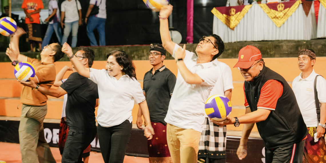 BUPATI BADUNG I Wayan Adi Arnawa saat membuka Turnamen Bola Voli Porgana Cup IV Tahun 2026 di Lapangan Porgana. -IST/BALITOPIK.COM