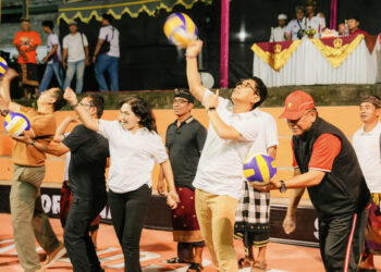 BUPATI BADUNG I Wayan Adi Arnawa saat membuka Turnamen Bola Voli Porgana Cup IV Tahun 2026 di Lapangan Porgana. -IST/BALITOPIK.COM