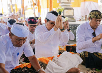 Bupati Badung I Wayan Adi Arnawa, menghadiri rangkaian upacara Karya Ngenteg Linggih Wraspati Kalpa, Tawur Madya dan Padudusan Alit di Banjar Adat Uma Kapal. -IST/BALITOPIK.COM